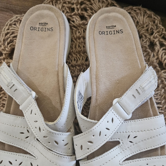 EUC Earth Origins sandals- 10 - Picture 6 of 10